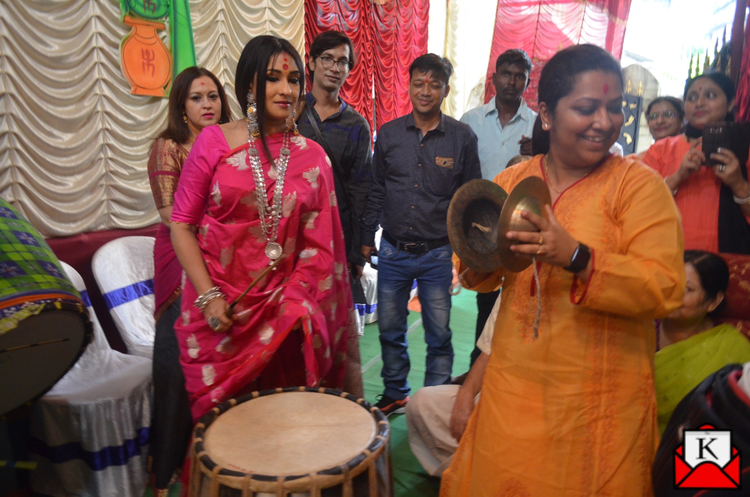 Rituparna Sengupta Gives Saptami Anjali at Pallysree Mukherjee Household’s Durga Puja