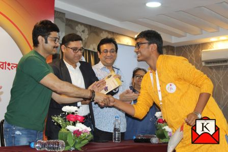 Prosenjit Chatterjee Felicitates Participants of Yes Bangla’s Acting Workshop