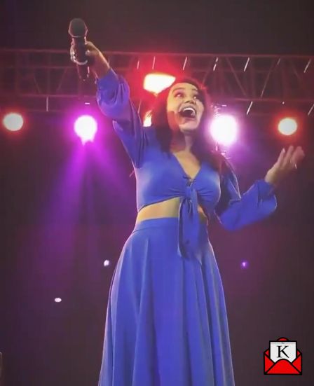 Neha Kakkar’s Mesmerizes Fans With Her Performance at Korakendra Grounds in Mumbai