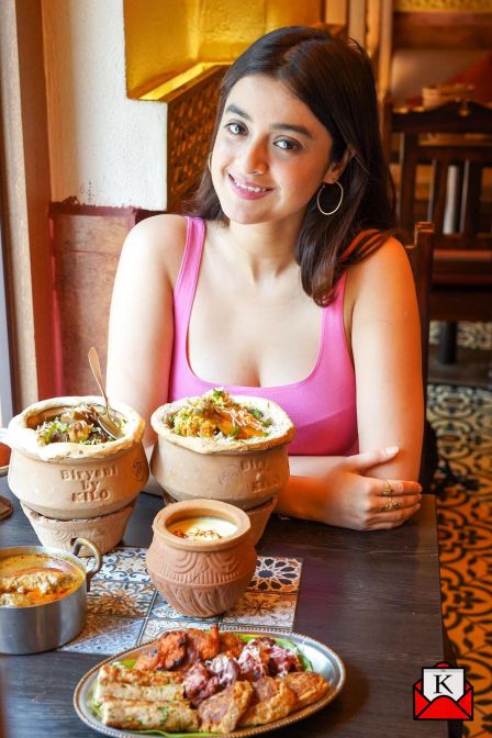 Darshana Banik Tried Out New Delicacies Of Biryani By Kilo