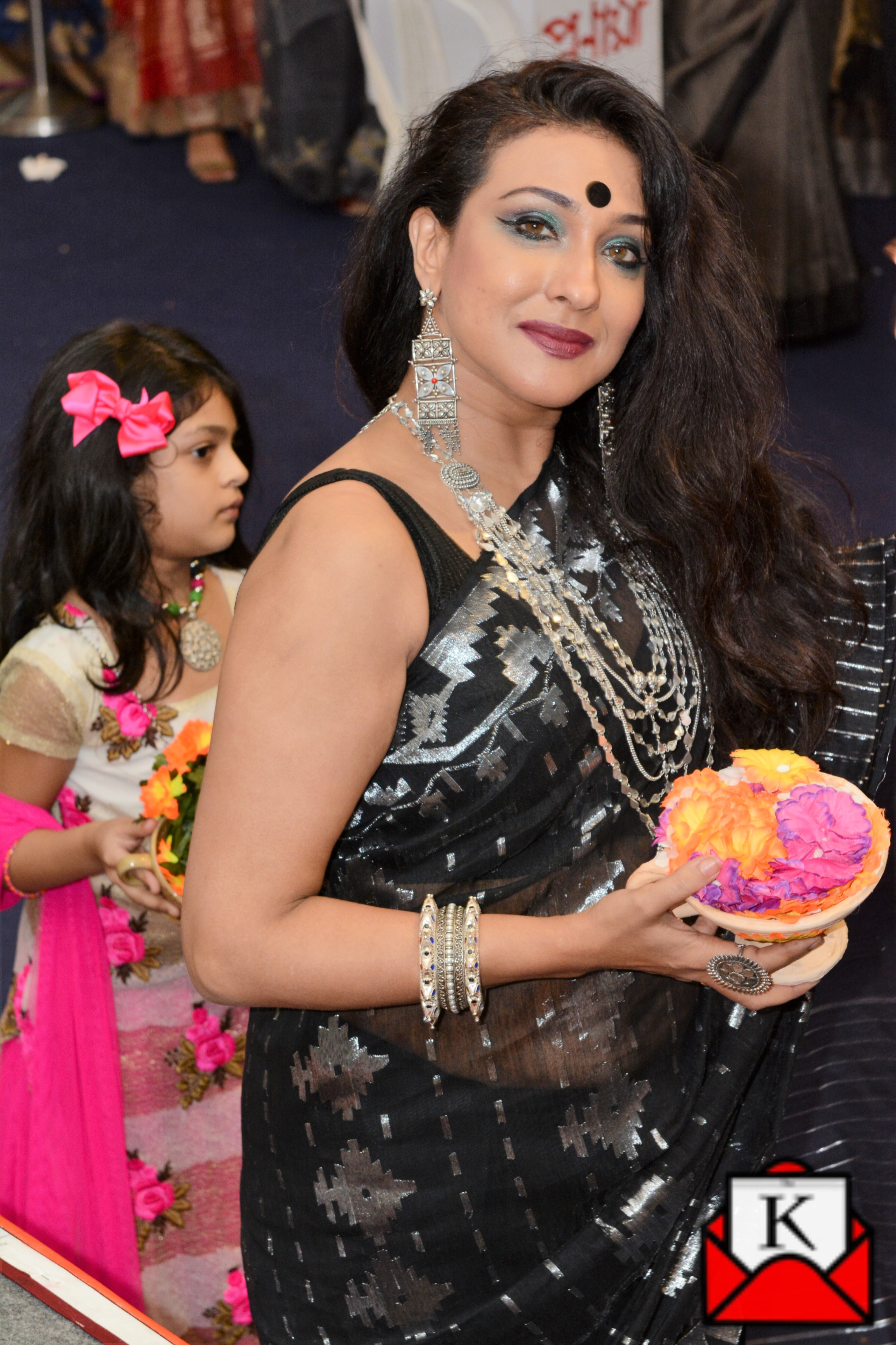 Rituparna Sengupta Make Heads Turn on Navami at Durga Puja of Singapore Bengali Association