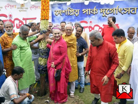 Eminent Celebrities Grace Khuti Pujo of Deshapriya Park