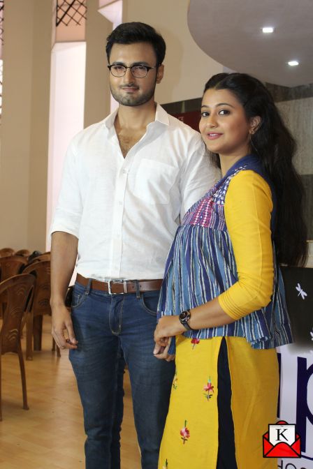 ekhane-aakash-neel