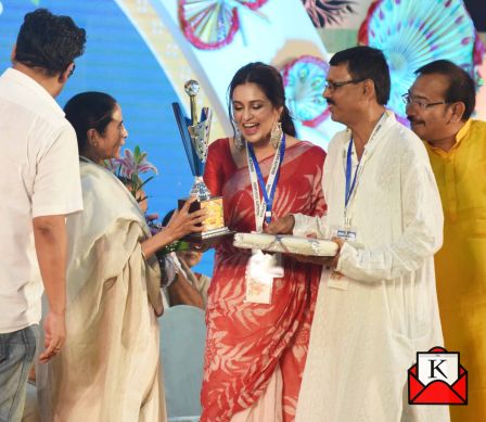 Priyanka Sarkar Received Serar Sera Award For Baghajatin Tarun Sangha’s Pujo