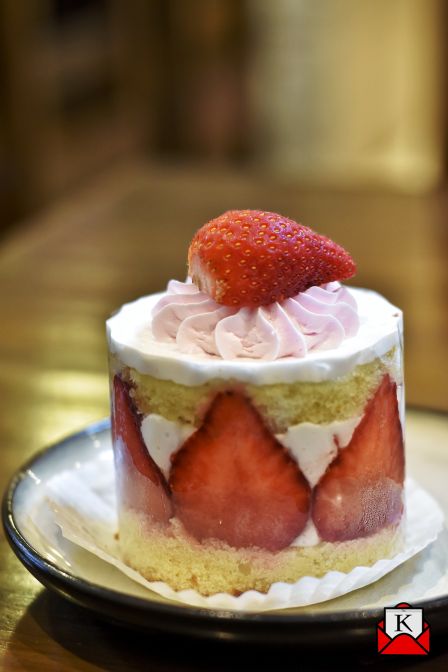 Enjoy Strawberry Mini Cake at King’s Bakery on Valentine’s Day