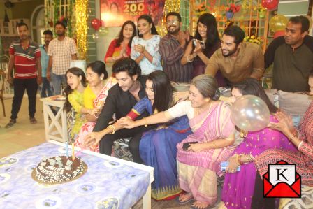 Sun Bangla’s Saathi Completes 200 Episodes; Cast Cut Cake To Celebrate This Feat
