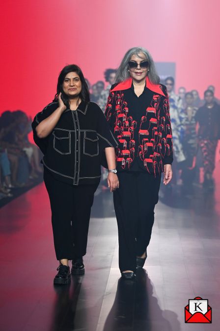 Zeenat Aman Sizzled As Showstopper For The Circle Collection