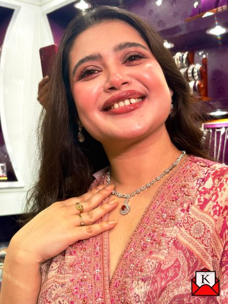Ena Saha Inaugurates Akruti Silver Jewellery’s New Outlet Before Puja